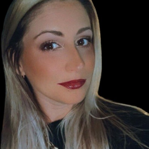 Jen Paterno is Senior Behavioral Scientist at CoachHub, seen with beautiful long hair style